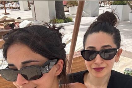 ananya-panday-enjoying-vacation-with-karisma-kapoor