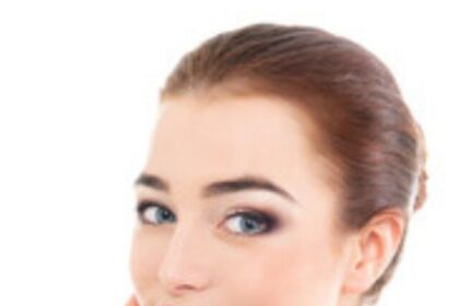 amazing benefits of applying honey on face