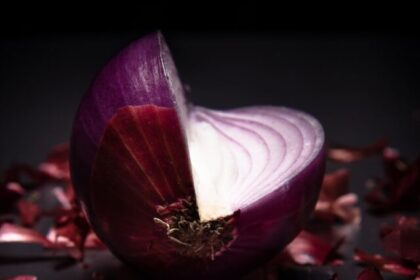 home-remedies-to-darken-white-hair-black-tea-onion (8)
