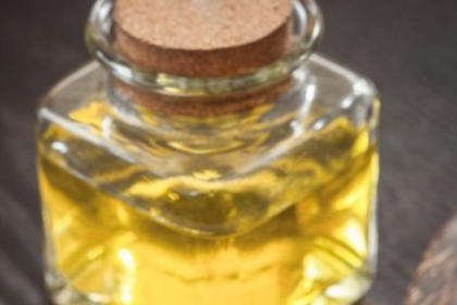 almond-oil-on-face-in-winter (1)
