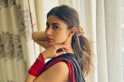 mouni-roy-shared-beautiful-pictures-in-black-saree (5)