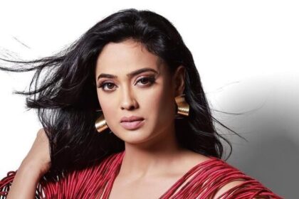 shweta-tiwari-stuns-the-age-of-42-wear-revealing-red-top (7)