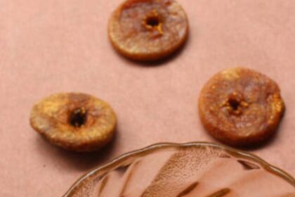 eating-soaked-figs (1)