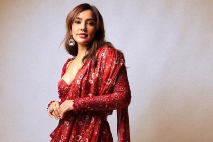 Neha-Sharma-Poses-in-Red-Saree-5