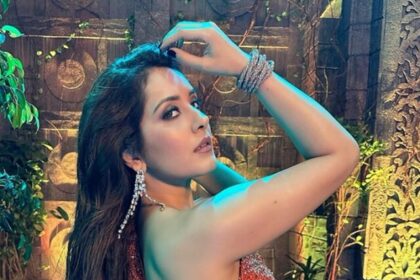 Raashi-Khanna-Becomes-Golden-Girl-of-Tamil-4