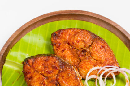 Seer,Fish,Fry,Arranged,Beautifully,And,Garnished,With,Onion,,Lemon